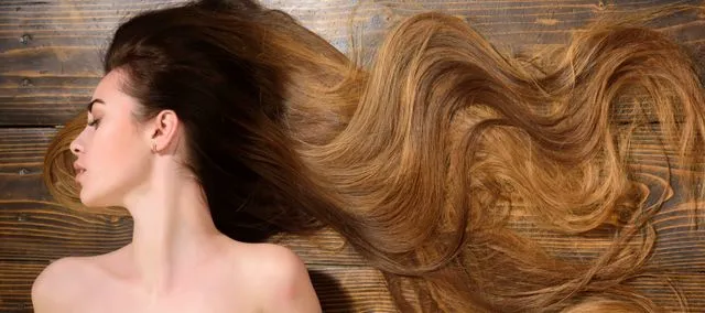 Femme aux cheveux soignés dans un salon de coiffure