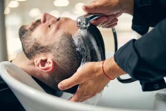 Application de coloration sur des mèches de cheveux