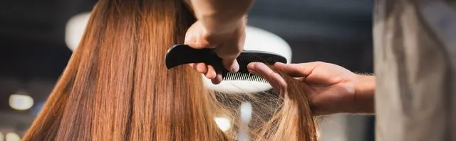 Coiffeur réalisant une coupe de cheveux dans notre salon